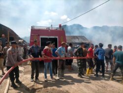 Sigap, Polsek Pegasing Bersama TNI Dan Warga Bantu Padamkan Kebakaran Rumah Di Tebuk