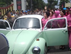 Naik VW Beetle Klasik Bareng Istri Tinggalkan Mapolda Sumut, Saat Gelar Perpisahan.