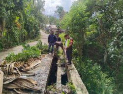 Hujan Deras Jalan Induk Desa Alam Jaya Hampir Putus