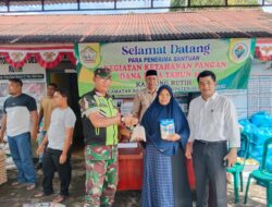 Babinsa Mendampingi Aparat Desa Menyerahkan Bantuan Sembako
