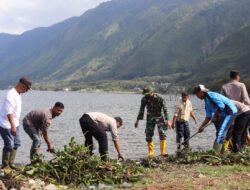 Kolaborasi TMMD Ke 121 dan Komunitas Bersihkan Pantai dari Sampah Plastik