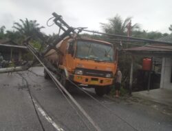 Dampak Banjir Mobil Tengki Pengangkutan CPO.Tertimpa Tiang Listrik