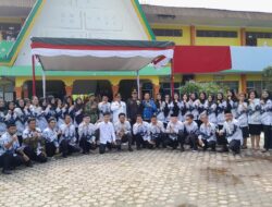 Upacara peringatan HUT RI Berlangsung khidmat di halaman SMP Dharma Pancasila Medan.