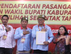 Menjadi Pendaftar Pertama Pasangan Asri-Lom Lom Diiringi Ribuan Masyarakat Mendaftar ke KPU