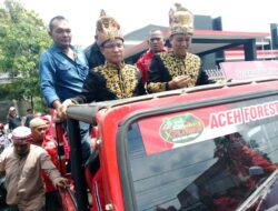 Ribuan Masyarakat Berkonvoi Dampingi Maimul Mahdi Dan Nurzzahri Menuju Kantor KIP Langsa.