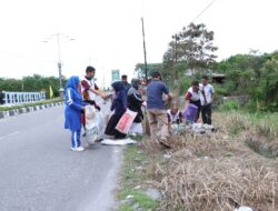 Jelang PON XXI, Polres Bener Meriah Bersama Dengan TNI dan Dinas Terkait Gotong Royong Bersihkan Jalan