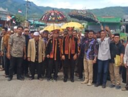 KIP Kabupaten Gayo Lues Terima Pendaftaran Paslon Bupati-Wakil Bupati Jalur Independen, Dinilai Sangat Di Gadang-Gadangkan Ribuan Pendukung  Perhelatan Pilkada Serentak  pemilihan para Cagub. Calon Gubernur. Calon Wakil Gubernur(Cawagub) Calon Walikota. Dan Wakil Wali kota. Juga Calon. Bupati (Cabup)/ Calon Wakil Bupati (Cawabup) Periode 2025-2030 di tingkat kabupaten juga Provinsi, bahkan seluruh Indonesia tinggal menghitung hari.  Tepatnya hari Kamis, 29 Agustus 2024, jika tak ada aral melintang, pendaftaran paslon jalur Independen untuk ikut Pilkada Serentak digelar oleh Komisi Independen Pemilih  KIP kabupaten gayo lues, Provisi Aceh. Tentunya perhelatan politik di kabupaten gayo lues itu pun turut mempraktikkan Pilkada Serentak pada tahun 2024, yaitu pemilihan  Bupati/ beserta Wakilnya, dari masing-masing pasangan kandidat untuk menyatakan menjadi calon bupati dan calon wakil bupati. Termasuk Bacalon dari jalur Independen.Preode. 2025-2030.  Sebuah Pilkada Serentak yang menarik yang tak luput dari sorotan media kabupaten gayo lues untuk hadir sebagai pemantau independensi. Seperti Bacalon dari jalur Independen juga turut mendaftar kan diri ke kantor KIP kabupaten gayo lues beserta para pengiikut yang mengiringi langsung untuk manyaksikan pelaksanaan Pendaftaran paslon jalur Independen ke kantor KIP kabupaten gayo lues ,Atas pelaksanaan pendaftaran jalur Independen  tersebut. Semakin mencerdas kan regenerasi bangsa Terutama bagi kalangan masyarakat kabupaten gayo lues untuk menentukan dukungan kepada paslon Ismael SE -Muhamad Ridha Sahputra semakin mengalir deras untuk pasangan jalur Independen. Hal ini dinilai sangat luar biasa.  Kali ini, merespon keadaan sosial politik yang terus mengkristal  bergerak semakin dinamis. Oleh karena itu. Ribuan dari kalangan masyarakat sangat mengadang gadangkan Ismael SE, atau lebih akrab di safa Mael Gaya dengan Muhammad Ridha Syahputra, untuk maju menjadi pasangan calon lewat jalur Independen, atas dukungan oleh ribuan masyarakat tersebut, sosok Mael Gaya dan Muhammad Ridha Syahputra akhirnya bersepakat mendaftar ke kantor KIP gayo lues  melalui jalur independen,   Selanjutnya. Ketua KIP gayo lues. Kairudin S.Pd menerima paslon tersebut untuk mendaftar sebagai pasangan calon bupati wakil bupati melalui jalur independen, bahkan KIP gayo lues  mengakui bahwa, telah membuka pintu se lebar-lebar nya untuk pendaftaran calon bupati wakil bupati mulai dari tgl 27. Agustus sampai tgl 29. Agustus.” Untuk hari ini kami melakukan tahapan pendaftaran pasangan calon bupati dan wakil bupati secara serantak nanti nya. Ujarnya Kairuddin S.Pd.  Tak hanya sampai di situ. Armansyah, selaku ketua Persatuan jurnalis Independen daerah nusantara.(PJID-N) yang menyebar di seluruh kecamatan se kabupaten gayo lues secara bersama-sama maupun terpisah mencoba mengeksplorasi kecenderungan para pemilih dari berbagai strata sosial dan profesi terhadap keinginan mereka masyarakat. akan tetapi menurut Armansyah, “sebenarnya dari kalangan masyarakat sangat antusias kepada kandidat jalur independen yang sempat digadang-gadangkan oleh masyarakat untuk memimpin kabupaten gayo lues Periode 2025-2030.  Investigasi sosial politik ini, disebut sebagai Survei Ilmiah atau bukan, hasilnya adalah suatu fakta yang di dapat di lapangan, setidaknya semenjak dukungan dari masyarakat kepada Ismail Gaya-Abeng dari jalur independen itu semakin mengalir deras seperti mengingatkan Capres Anies di Provinsi Aceh yang dapat mencapai 60% kemenangan Mael Gaya-Abeng.” Tambahnya Armansyah.  Dalam menanggapi hal tersebut. Sosok Mael Gaya-Abeng menjelaskan dalam keterangan komprensi Pres nya. Dirinya mengakui bahwa. Dirinya maju melalui jalur independen karena dukungan masyarakat dengan 12,000 KTP yang sebagai salah satu persyaratan untuk maju lewat jalur Independen.”Saya sangat berterimakasih  atas dukungan masyarakat kepada kami untuk ikut maju melalui jalur Independen, dan saya berharap kepada para pendukung Ismael-Abeng yang telah meluangkan waktu untuk mengantar kan kam kami mendaftar ke kantor KIP kabupaten Gayo lues ini. Harapnya Ismael-Abeng.  Lebih jauh dirinya menjelaskan. Melalui calon wakil bupati Ridha Syah putra atau lebih akrap di kenal Abeng itu. Selaku serjana pertanian, dirinya akan meningkatkan mutu pertanian di kabupaten gayo lues. Hal tersebut menurut Abeng menjadi salah satu program paslon jalur independen nantinya bila menjadi terpilih.”Kita akan memprogramkan mutu pertanian di gayo lues ini terutama mengunakan lahan yang tidur menji produktif. Tutupnya Abeng.(Tim)