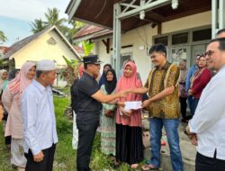 Wakil Bupati Sijunjung Iraddatilla Serahkan Bantuan Tanggap Darurat  Bersama Ketua GOW Kabupaten Sijunjung, Ny. Dona Iraddatillah