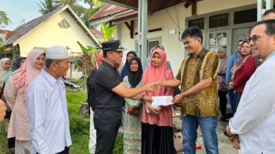 Wakil Bupati Sijunjung Iraddatilla Serahkan Bantuan Tanggap Darurat  Bersama Ketua GOW Kabupaten Sijunjung, Ny. Dona Iraddatillah