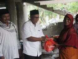 H.Sulaiman Tole -Abdul Hamid (Apong) Menyerahkan Bantuan Masa Panik Untuk Warga Di Peureulak Timur.