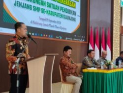 lradatillah Buka Sosialisasi Pencegahan dan Penanganan Kekerasan Bagi Kepsek SMP, Komite, Tim TPPK di Balairung Sijunjung