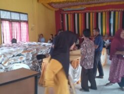 Masyarakat Suro Makmur Datang Berduyun Duyun Ambil Beras Sembako Di Aulah Kantor Camat Suro Makmur