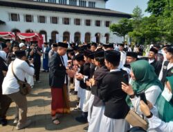 HARI SANTRI, Santri Berprestasi Dapat Kadeudeuh dari Pemda Provinsi Jabar
