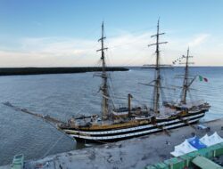 Perdana ke Indonesia, Amerigo Vespucci Italia Sandar di Pelabuhan Belawan.