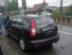 Seorang Oknum ASN Datang Ke TPS 2 Kelurahan Syahmad Untuk Memilih Dengan Menaiki Mobil Bergambar Paslon Cabup dan Cawabup Deli Serdang Nomor Urut 03, AYS-BSA.
