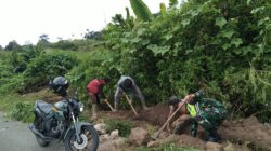 Babinsa Bersama Warga laksanakan karya Bakti Penggalian lobang untuk Pemasangan Pipa air Bersih 