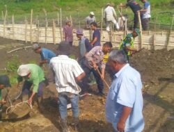 Babinsa Koramil 01/Bandar Bersama Warga Bangun Ketahanan Pangan di Desa