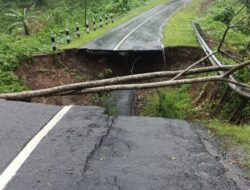 CUACA EKSTREM, BPBD dan Dinas BMPR Jabar Gerak Cepat Atasi Jembatan Ambruk di Sukabumi