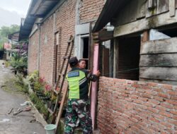 Selalu Ada Bersama Rakyat, Babinsa Bantu Pemasangan Papan Cor Tiang Beton Rumah Warga