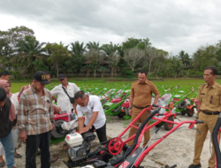 Bupati Sijunjung Benny Dwifa Yuswir Serahkan Alsintan