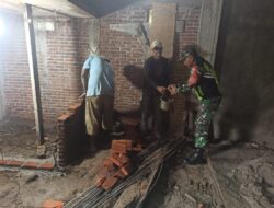 Berjiwa Sosial, Babinsa Bantu Mengaduk Semen Bangun Rumah Warga
