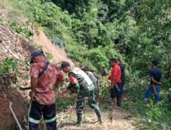 Babinsa Kodim 0106/Ateng Bersama Masyarakat Evakuasi Jalan Tertutup Longsor