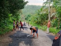 KADES Desa Keras Darminton Berutu Ambil Kebijakan Terbaik Untuk Perbaikan Jalan Lintas Yang Berlobang