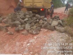Kepala Desa Keras Darminton Berutu Panggil Kantraktor PT Karya Murni Isra Sembiring Untuk Perbaiki Jalan Rusak Desa Keras Suro Makmur