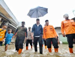 Bey Machmudin Tinjau Banjir Dayeuhkolot, Tegaskan Pentingnya Sinergi untuk Penanganan Cepat
