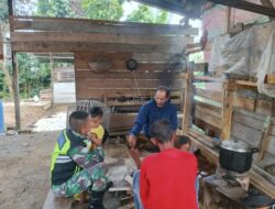 Tingkatkan Solidaritas Serda Zikran Syahadat Komsos Dengan Warga Merah Muyang.