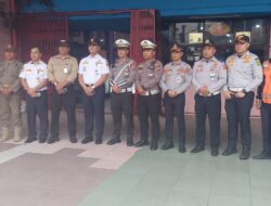 Sat Lantas Polrestabes Medan Melaksanakan Penertiban Pool Bus Angkutan Umum disepanjang Jalan Sisingamangaraja Medan.