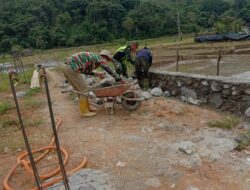 Wujud Kebersama, Babinsa Bantu Bangun Pondasi Rumah Warga