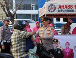 Polres Pidie Jaya dan Bhayangkari Tebar Kebaikan, 400 Takjil Dibagikan untuk Masyarakat