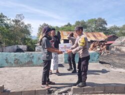 Peduli Sesama, Polsek Permata Bantu Warga Korban Kebakaran