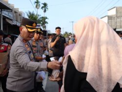 Peduli Sesama di Bulan Suci, Kapolres Pidie Jaya Lanjutkan Pembagian Takjil Gratis untuk Masyarakat