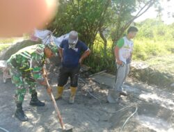 Babinsa Bersama Warga Gotong Royong Akses Jalan Desa