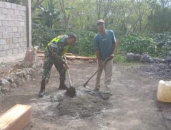Babinsa Bantu Aduk Pasir dan Semen Pembangunan Rumah Milik Warga Binaan