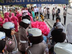 Ramadhan Berkah, Kapolres Bersama Ketua Bhayangkari Cabang Aceh Tengah Dan Mahasiswa Berbagi Takjil 