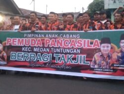 Pimpinan Anak Cabang Pemuda Pancasila kecamatan Medan tuntungan berbagi takjil selama Ramadhan.
