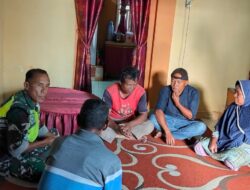 Pererat Silaturahmi, Babinsa Koramil 02/WPS, Jalin Komsos Dengan Warga