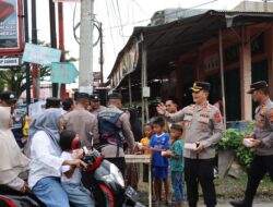 Kapolres Pidie Jaya dan Polsek Bandar Dua Berbagi Takjil, Wujudkan Ramadhan yang Penuh Kepedulian