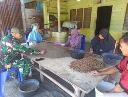 Babinsa Koramil 03/Pegasing Dampingi Warga Binaan Proses Penyortiran Kopi
