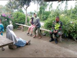 Bersama Ibu-ibu, Babinsa Komsos Jalin Tali Silaturahmi