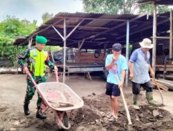 Babinsa Kute Lintang Gotong Royong Bantu Bangun Rumah Warga