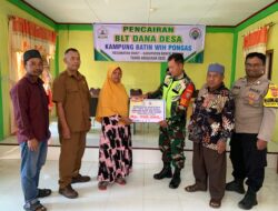 Babinsa Monitoring Penyaluran BLT -DD Kepada Warga Di Desa Binaan