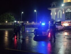 Puluhan Personel Ops Ketupat Seulawah 2025 Polres Pidie Jaya Amankan Tarawih, Jamaah Tenang Beribadah