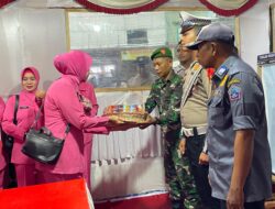 Kapolres Pidie Jaya dan Ketua Bhayangkari Tinjau Pos Pengamanan Lebaran 2025
