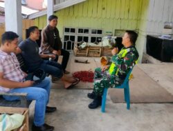 Komsos Bersama Warga, Babinsa Himbau Berhati -hati Saat Mudik Lebaran