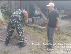 Karya Bhakti Babinsa Koramil 03/Pegasing Bantu Menimbun Jalan Berlubang