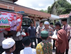 Tebar Berkah di Hari Jumat, Kapolres Bener Meriah Bagikan Nasi Kotak ke Jamaah Masjid Al Mukminun 